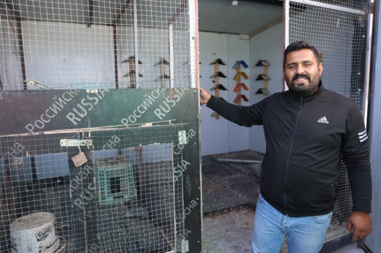 Görenler şaşkına dönüyor 30 yıllık tutkusu için 5 katlı binanın tepesine konteyner koydurdu