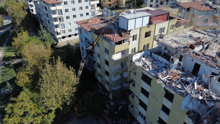 Görenler şaşkına dönüyor 30 yıllık tutkusu için 5 katlı binanın tepesine konteyner koydurdu