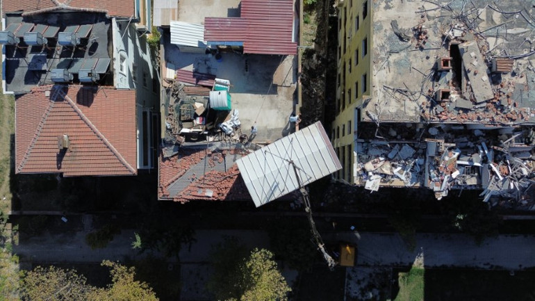 Görenler şaşkına dönüyor 30 yıllık tutkusu için 5 katlı binanın tepesine konteyner koydurdu