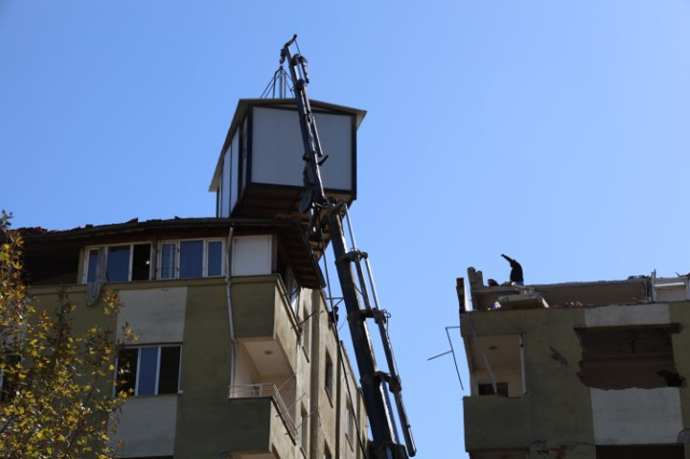 Görenler şaşkına dönüyor 30 yıllık tutkusu için 5 katlı binanın tepesine konteyner koydurdu