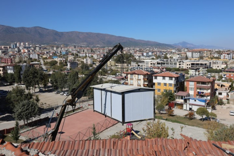 Görenler şaşkına dönüyor 30 yıllık tutkusu için 5 katlı binanın tepesine konteyner koydurdu