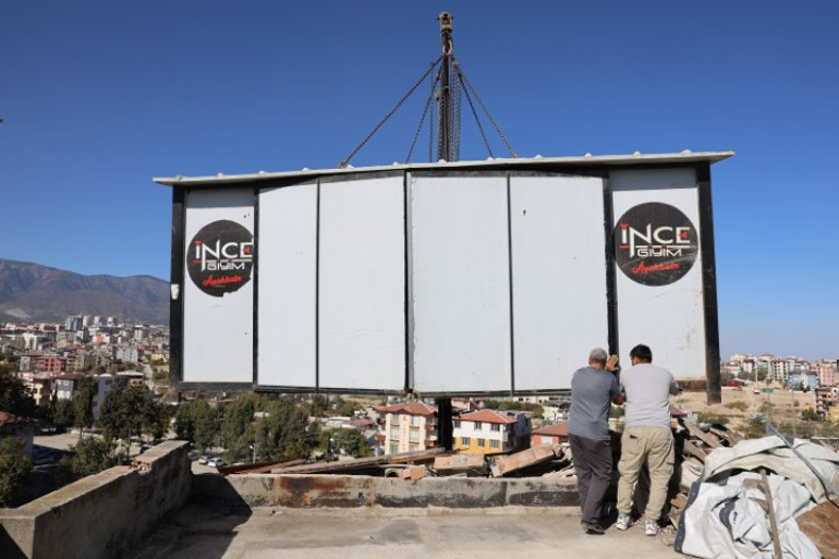 Görenler şaşkına dönüyor 30 yıllık tutkusu için 5 katlı binanın tepesine konteyner koydurdu