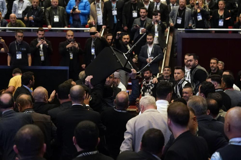 Beşiktaş Genel Kurulunda kavga çıktı Ahmet Nur Çebi salona girince...