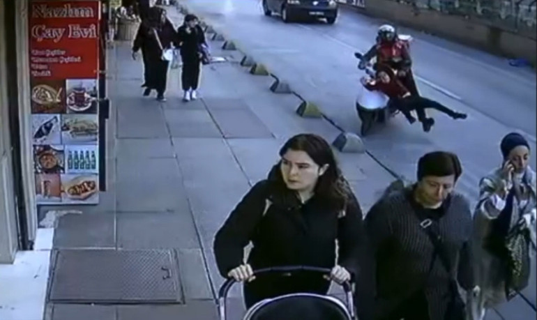 Aniden yola fırlayan çocuğa motosiklet çarptı... O anlar kamerada