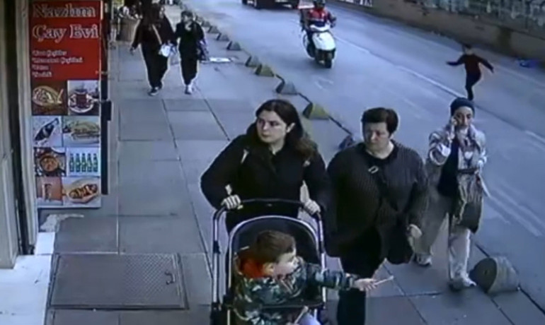 Aniden yola fırlayan çocuğa motosiklet çarptı... O anlar kamerada