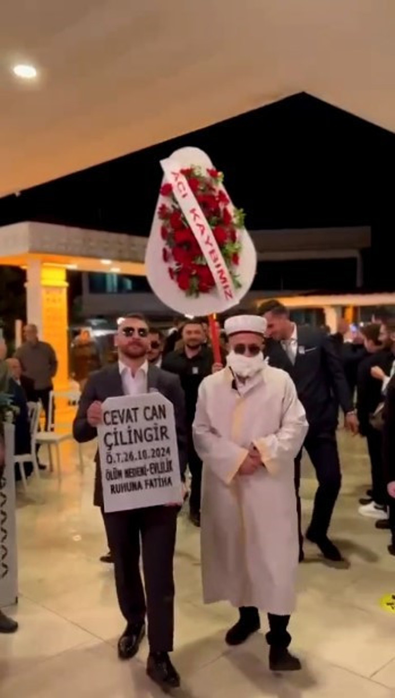 Düğünde ilginç sürpriz... Mezar taşı ve acı kaybımız yazılı çelenkle gelip helallik aldılar