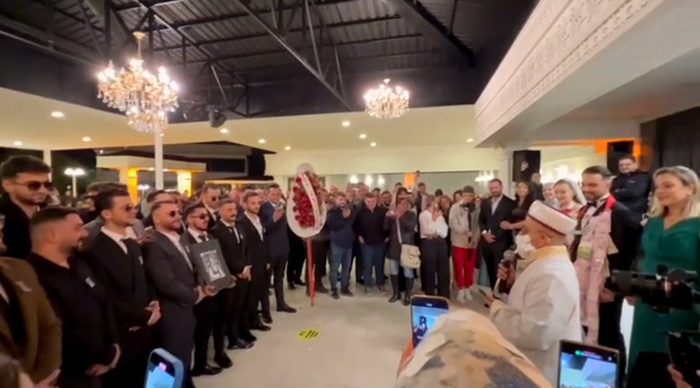 Düğünde ilginç sürpriz... Mezar taşı ve acı kaybımız yazılı çelenkle gelip helallik aldılar
