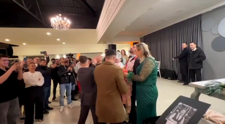 Düğünde ilginç sürpriz... Mezar taşı ve acı kaybımız yazılı çelenkle gelip helallik aldılar