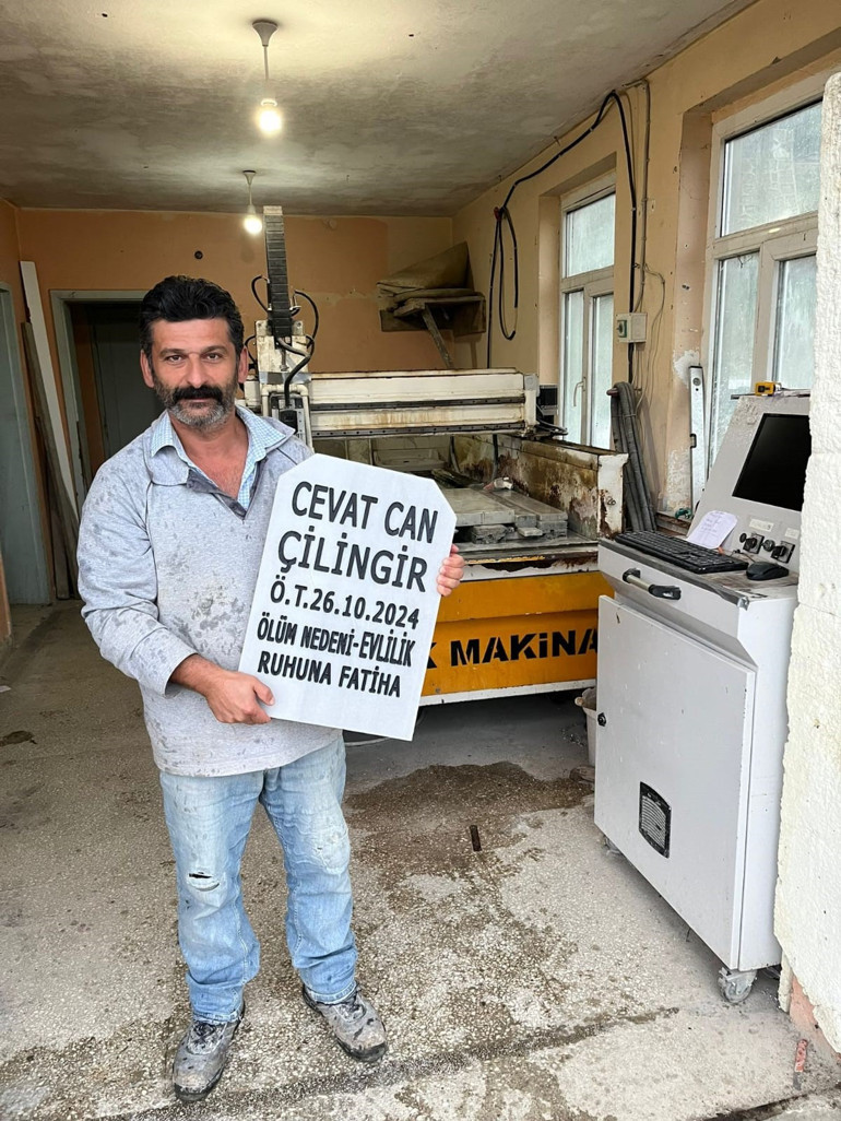 Düğünde ilginç sürpriz... Mezar taşı ve acı kaybımız yazılı çelenkle gelip helallik aldılar