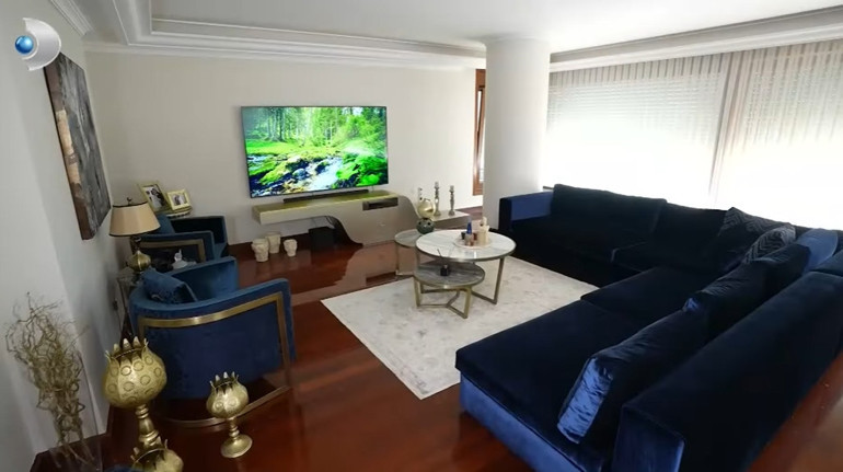 Ünlü türkücü iki ayrı evde yaşıyor Mardinde tarih kokan konak...