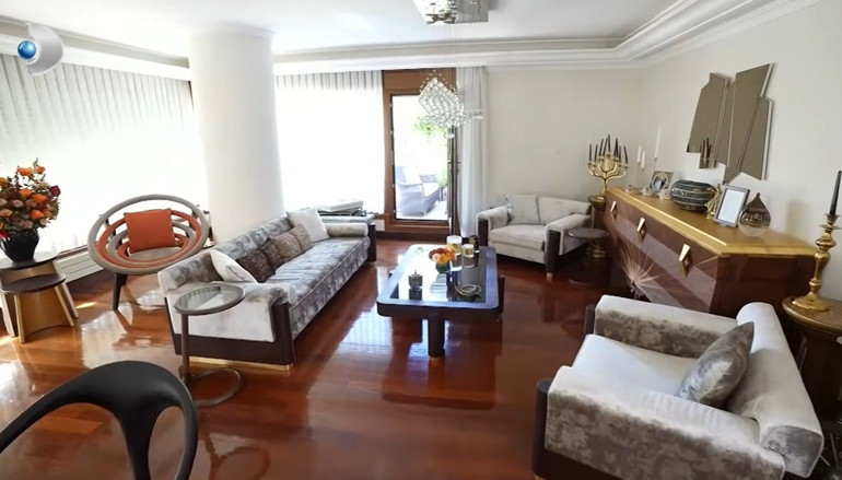 Ünlü türkücü iki ayrı evde yaşıyor Mardinde tarih kokan konak...