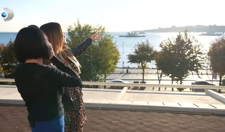 Ünlü türkücü iki ayrı evde yaşıyor Mardinde tarih kokan konak...