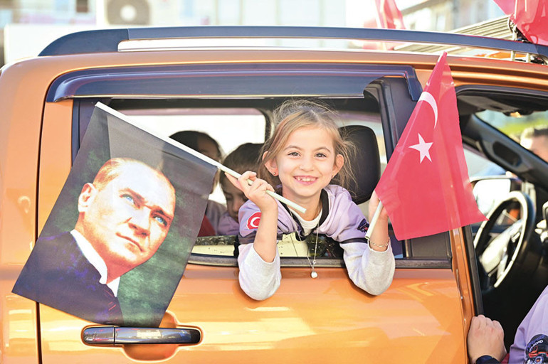 Havada, karada, denizde... Yer-gök kırmızı beyaz