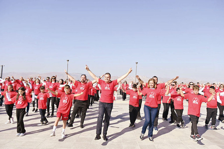 Havada, karada, denizde... Yer-gök kırmızı beyaz