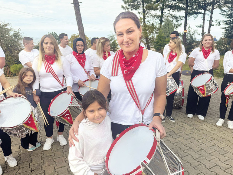 Havada, karada, denizde... Yer-gök kırmızı beyaz