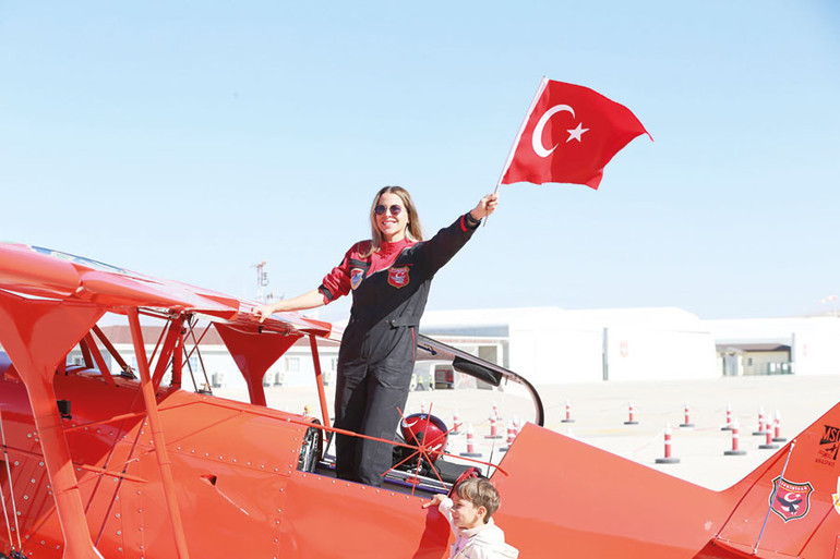 Havada, karada, denizde... Yer-gök kırmızı beyaz