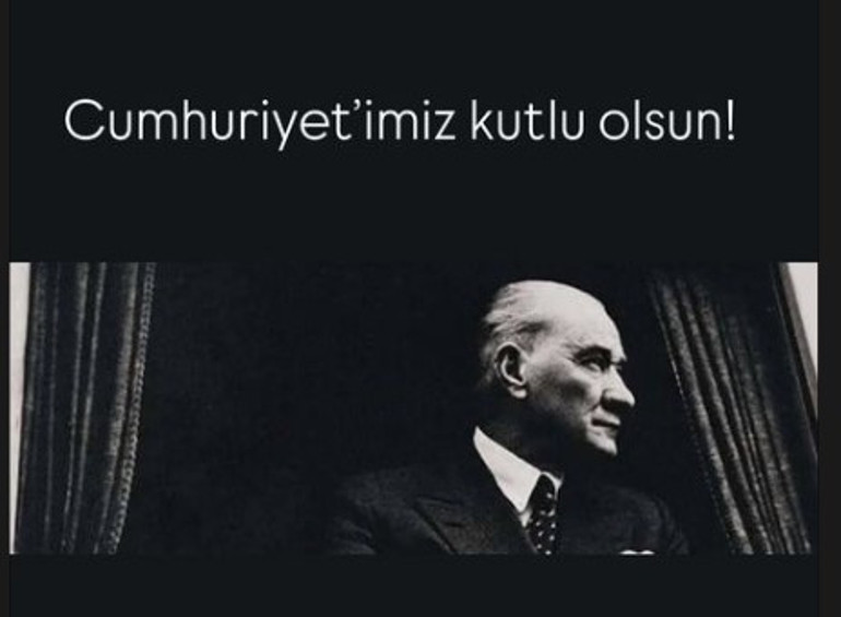 Sandalyedeki küçük kız Cumhuriyetine sahip çıkıyor...Ünlülerden 29 Ekim mesajları