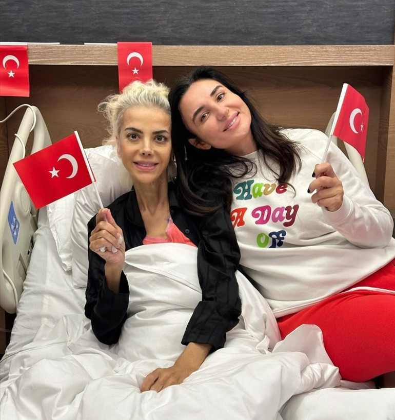 Sandalyedeki küçük kız Cumhuriyetine sahip çıkıyor...Ünlülerden 29 Ekim mesajları