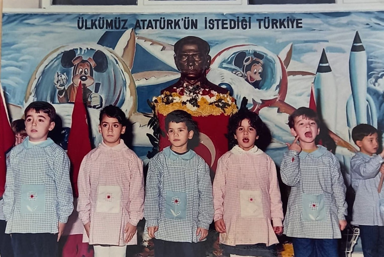 Sandalyedeki küçük kız Cumhuriyetine sahip çıkıyor...Ünlülerden 29 Ekim mesajları