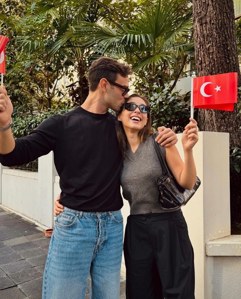 Sandalyedeki küçük kız Cumhuriyetine sahip çıkıyor...Ünlülerden 29 Ekim mesajları