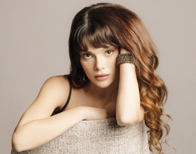 Uzak Şehirin başrolü Sinem Ünsal, Türkan Şoraya benzerliğiyle dikkat çekiyor... Mardin’in sultanı