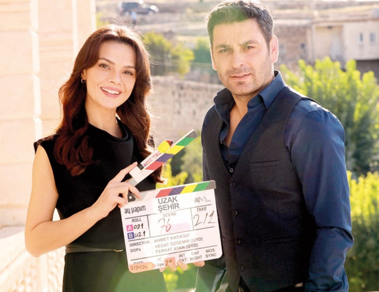 Uzak Şehirin başrolü Sinem Ünsal, Türkan Şoraya benzerliğiyle dikkat çekiyor... Mardin’in sultanı