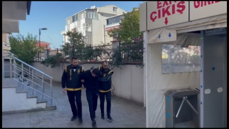 Şehir dışından gelen kuzenini evde defalarca bıçaklayıp katletti