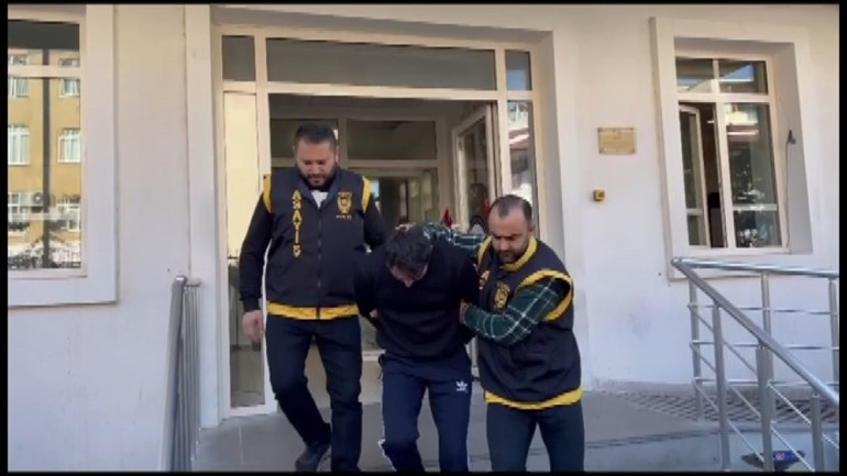 Şehir dışından gelen kuzenini evde defalarca bıçaklayıp katletti