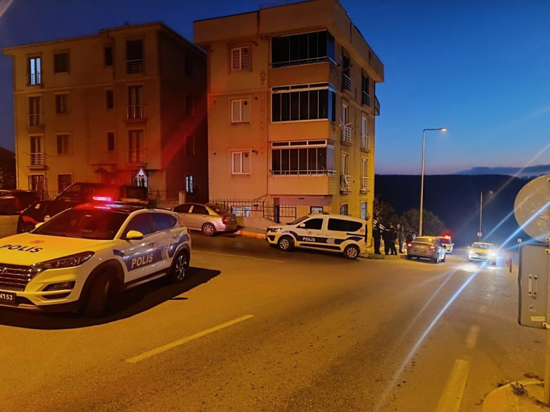 Şehir dışından gelen kuzenini evde defalarca bıçaklayıp katletti