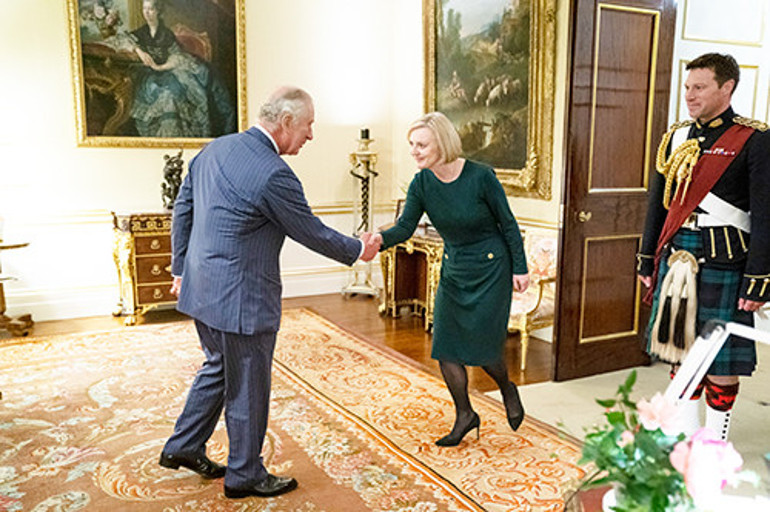 Kral Charlesı bile kıskandırmıştı: Karısından çoktan boşanmış, iş arkadaşıyla nişanlandı