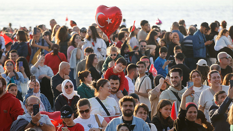 İzmir Kültür Yolu Festivalinde 29 Ekim Cumhuriyet Bayramı coşkuyla kutlandı