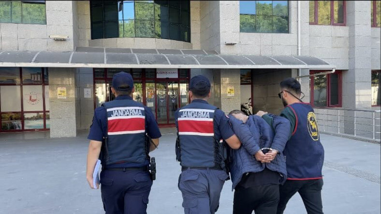 Antalya'da ambulansa yol vermeyen otomobilin sürücüsü tutuklandı