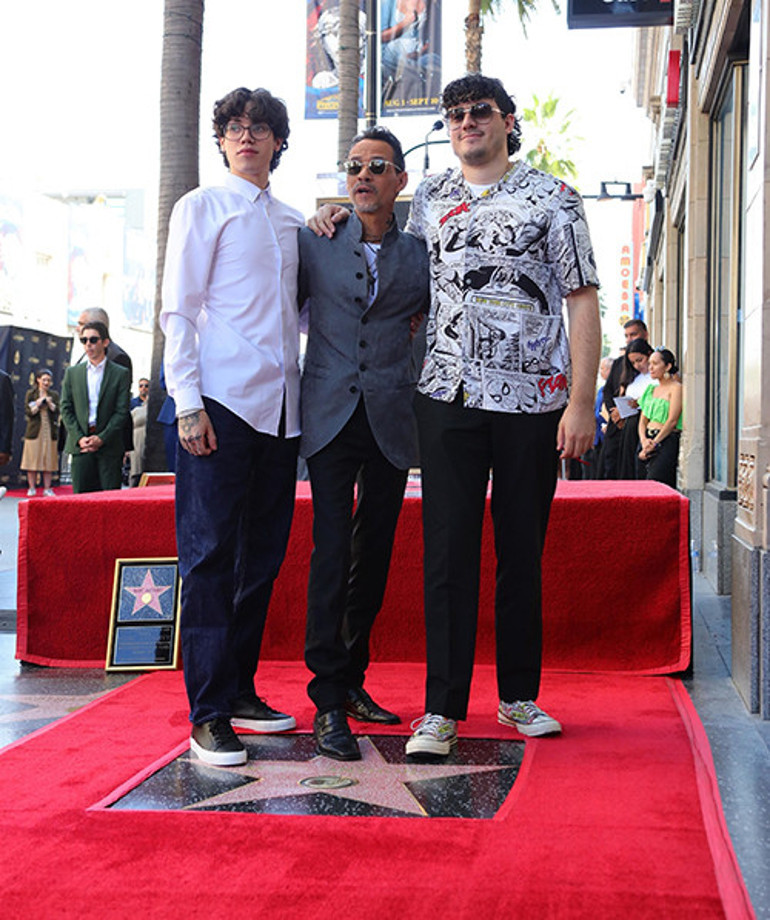 Anne ve babalarını milyonlar tanıyor... İki kardeşi sokakta görseniz ünlü çocuğu demezsiniz