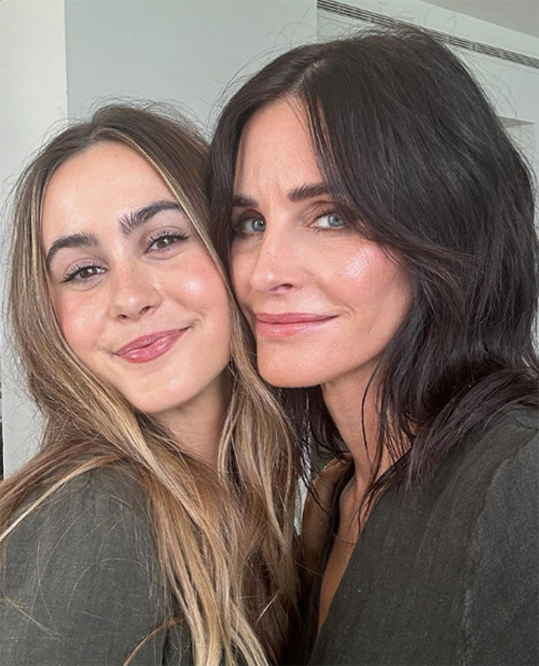 Anne ve babalarını milyonlar tanıyor... İki kardeşi sokakta görseniz ünlü çocuğu demezsiniz