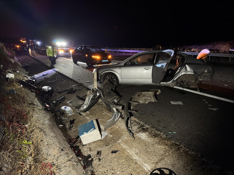 İstanbul-İzmir Otoyolunda 5 araç tırdan düşen tomruklara çarptı, 1 kişi öldü, 9 kişi yaralandı