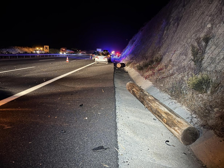 İstanbul-İzmir Otoyolunda 5 araç tırdan düşen tomruklara çarptı, 1 kişi öldü, 9 kişi yaralandı