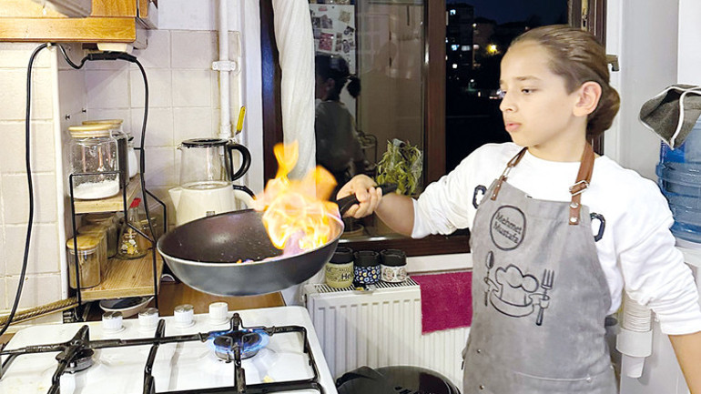 Mehmet ‘engel’ tanımıyor: Enkazdan çıktı ‘altın’a koştu