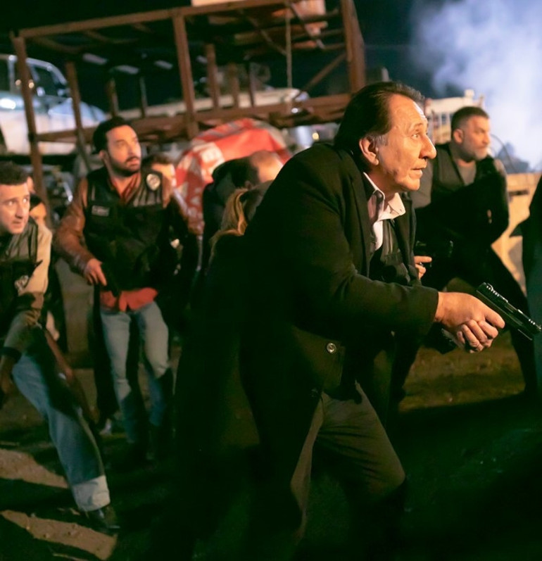 Aynı plan, aynı pusu... Hedef polis memurları... Arka Sokaklar bu kez polis cinayetlerini konu ediyor