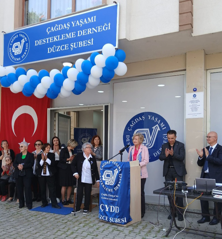 Örnek hekimden eğitime anlamlı destek