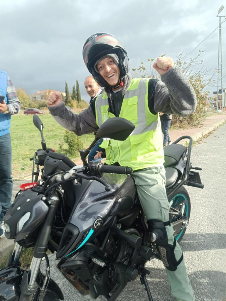 Mesut Özil motosiklet ehliyeti sınavına girdi