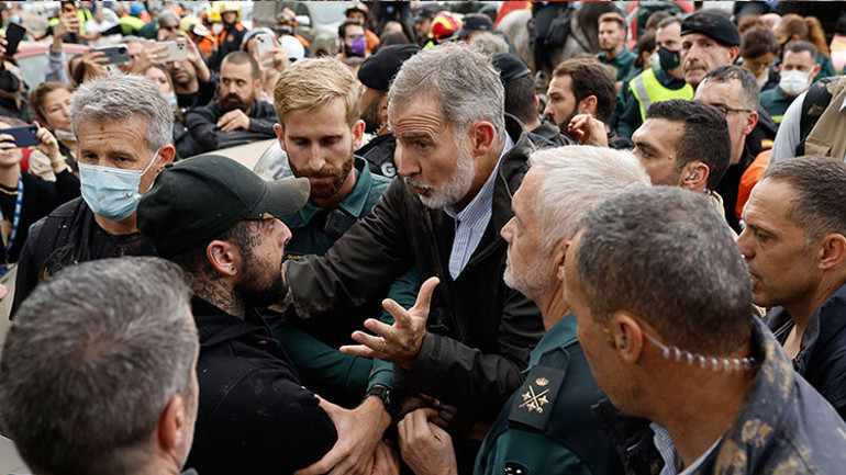 Afet bölgesinde gergin anlar Kral, Kraliçe ve Başbakanın üzerine yürüdüler... Çamur ve kürek fırlatıldı...