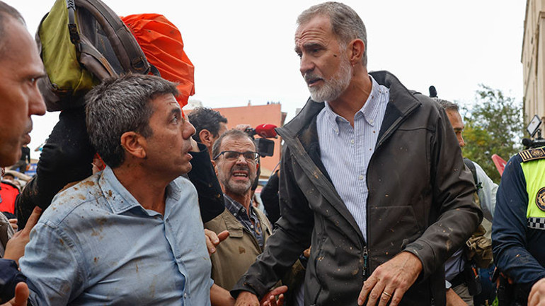 Afet bölgesinde gergin anlar Kral, Kraliçe ve Başbakanın üzerine yürüdüler... Çamur ve kürek fırlatıldı...