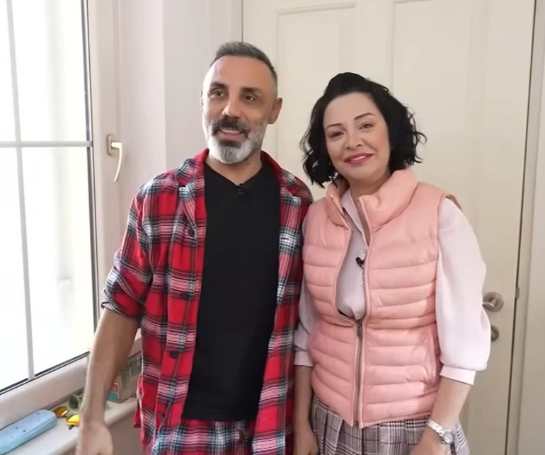 Ünlü türkücü iki ayrı evde yaşıyor Mardinde tarih kokan konak...