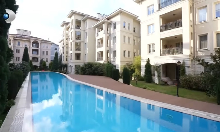 Ünlü türkücü iki ayrı evde yaşıyor Mardinde tarih kokan konak...