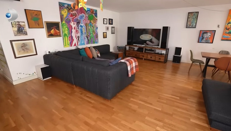 Ünlü türkücü iki ayrı evde yaşıyor Mardinde tarih kokan konak...