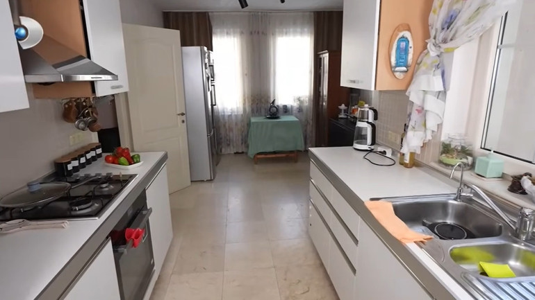 Ünlü türkücü iki ayrı evde yaşıyor Mardinde tarih kokan konak...