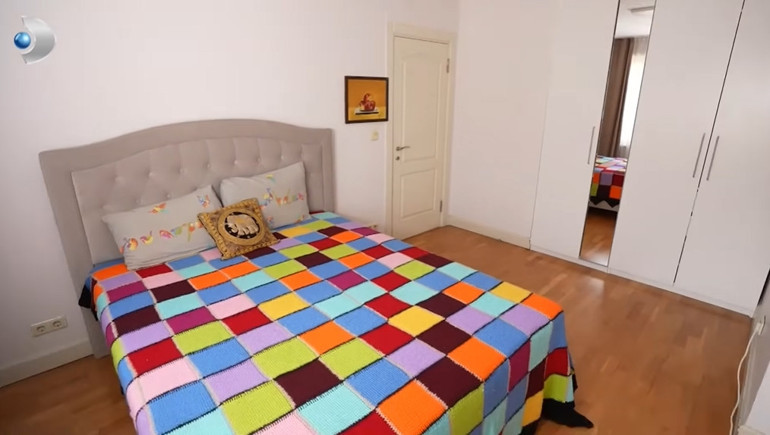 Ünlü türkücü iki ayrı evde yaşıyor Mardinde tarih kokan konak...