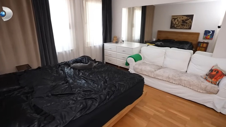 Ünlü türkücü iki ayrı evde yaşıyor Mardinde tarih kokan konak...