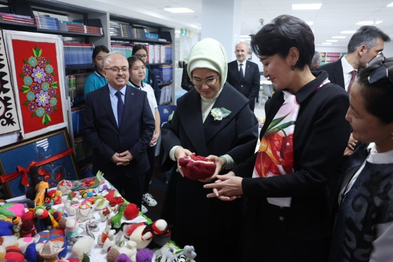 Emine Erdoğandan Bişkekteki Türkiye Maarif Vakfı kompleksine ziyaret