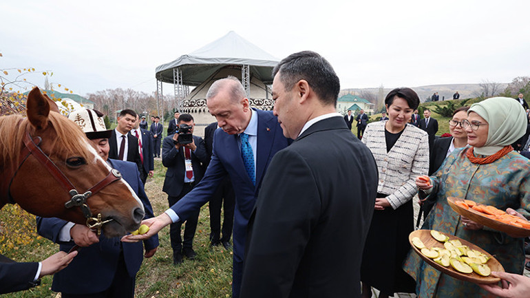Cumhurbaşkanı Erdoğan, Kırgızistan Cumhurbaşkanı Sadır Caparova Togg hediye etti